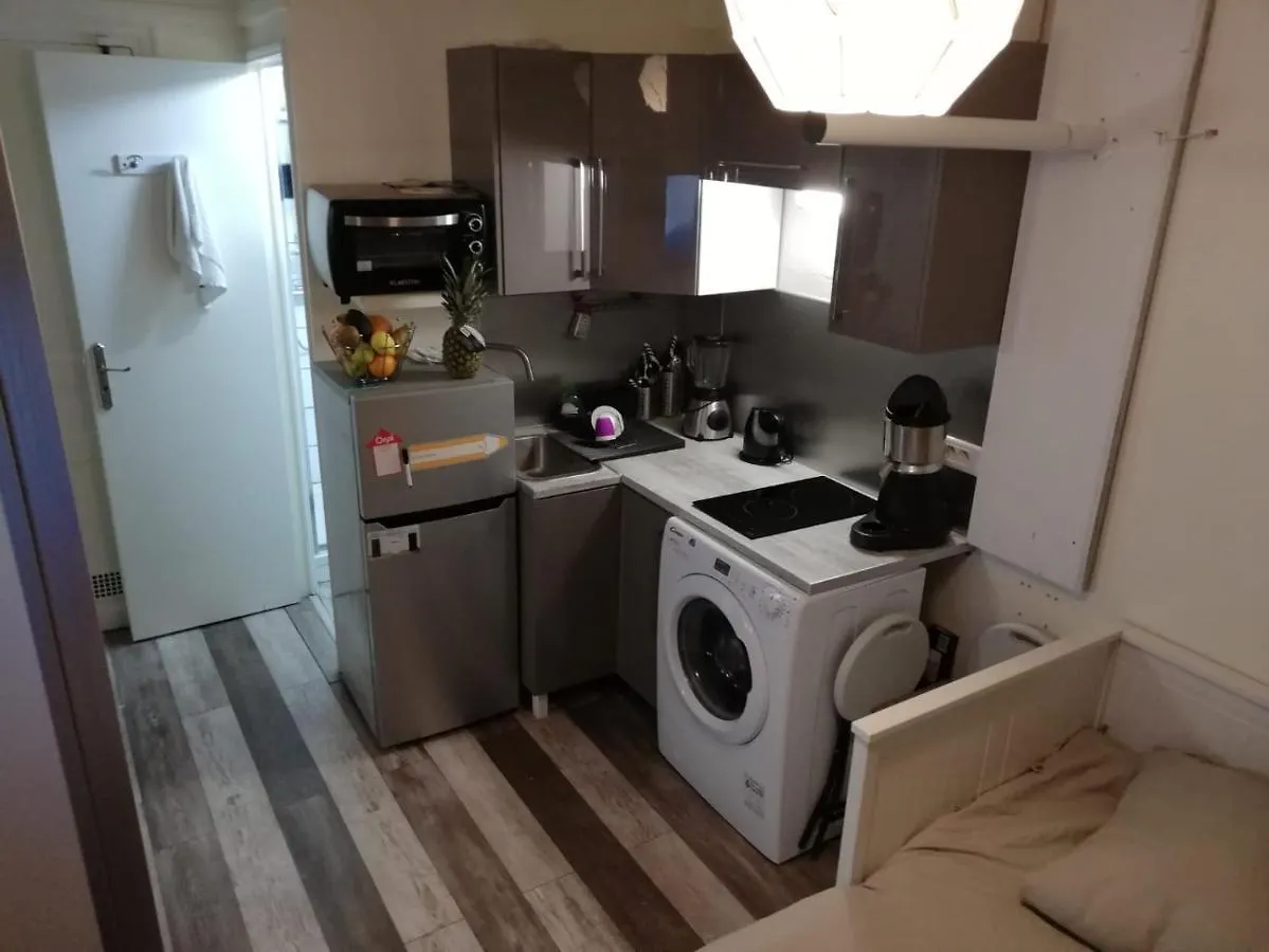 Apartment Charming Central Studio